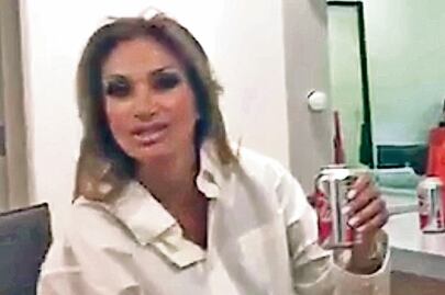 Azteca recibe a Adela Micha con dulces y refresco light