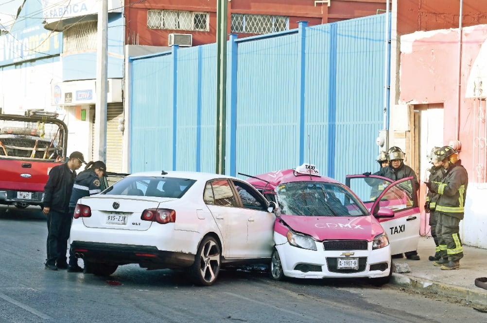 Equipos de rescate acudieron al lugar del choque, en avenida Tláhuac y la calle Ganaderos, pero los tripulantes del taxi ya no presentaban signos vitales. Foto: FRANCISCO RODRÍGUEZ. EL UNIVERSAL