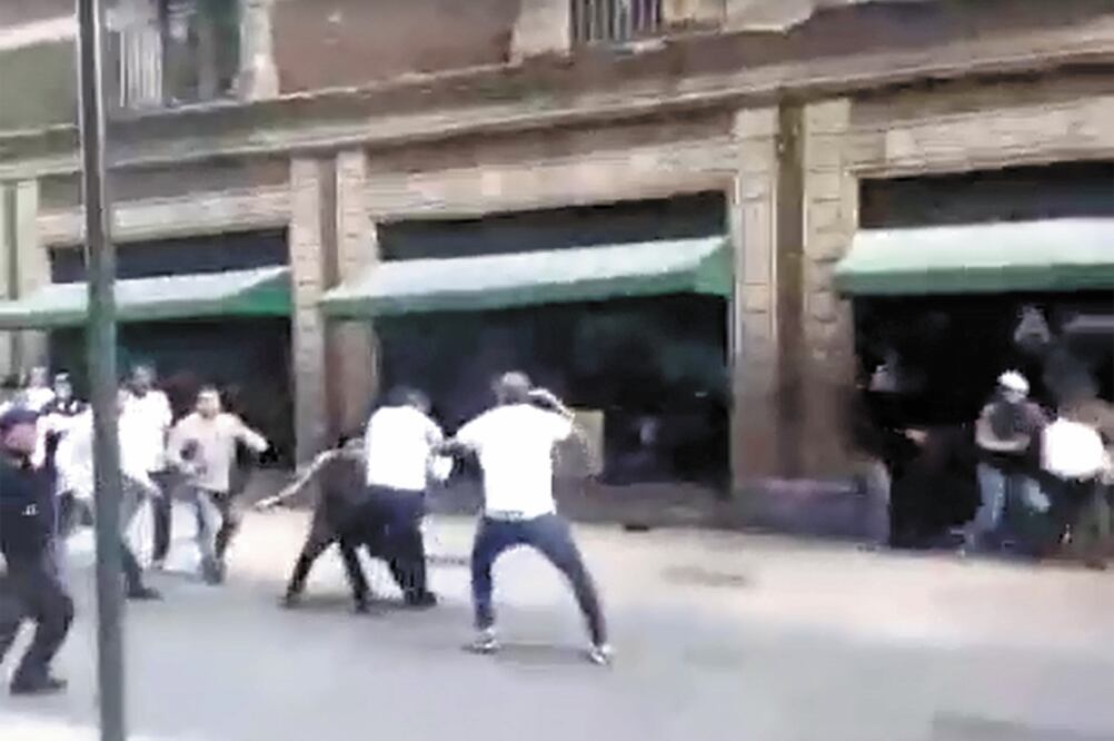 Enfrentamiento. En febrero pasado, un grupo de comerciantes del Centro enfrentó a tiros a varios colombianos que los extorsionaban con el método conocido como gota a gota. Foto: ARCHIVO EL UNIVERSAL