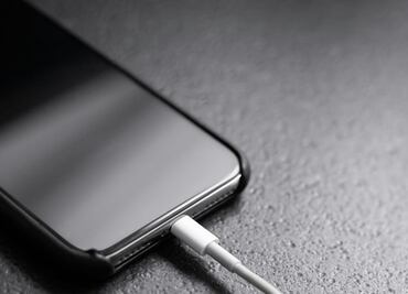 Por qué deberías quitarle la funda a tu celular al cargarlo