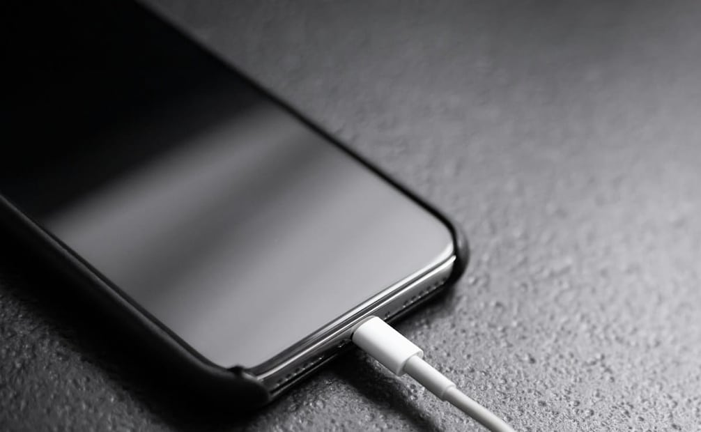Una manera de cuidar tu celular es cargarlo apagado. Foto: Unsplash