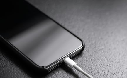 Por qué deberías quitarle la funda a tu celular al cargarlo