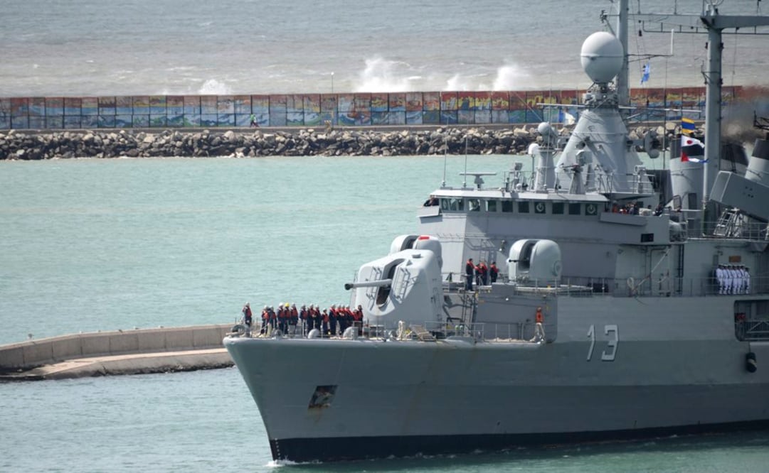 Un buque sale a participar en la búsqueda del submarino desaparecido ARA San Juan en Mar del Plata, Argentina (Foto: AP)