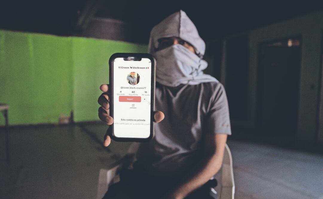 En menos de 10 horas, César, un migrante guatemalteco varado en Tijuana, Baja California, perdió mil 500 dólares tras haber contactado a un supuesto coyote a través de redes sociales. Foto: de AIMEE MELO. El Universal