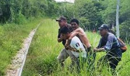 Auxilian a migrante tras caer de tren en Chiapas
