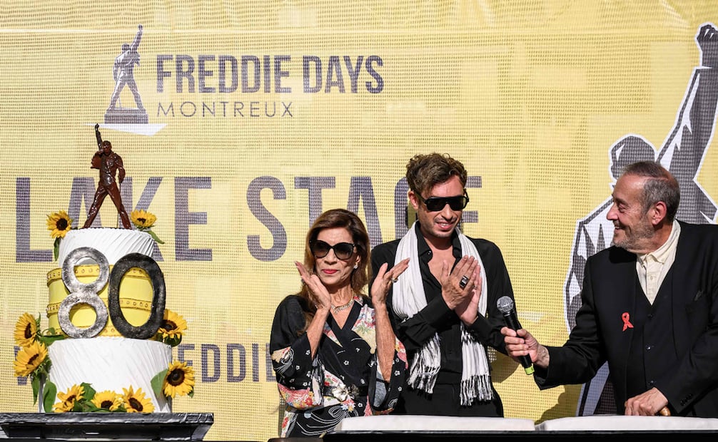 Kashmira Bulsara, hermana de Freddie Mercury; su hijo, Jamal Zook; y Peter Freestone, exasistente personal de Freddie Mercury, asisten al "Montreux Freddie Day".
Foto de Fabrice COFFRINI / AFP.