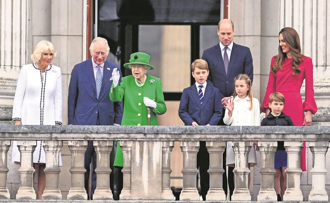 Isabel II salió acompañada del príncipe Carlos, Camilla, duquesa de Cornualles, y los duques de Cambridge, Guillermo y Catalina, junto a sus hijos. Foto: LEON NEAL/AFP 