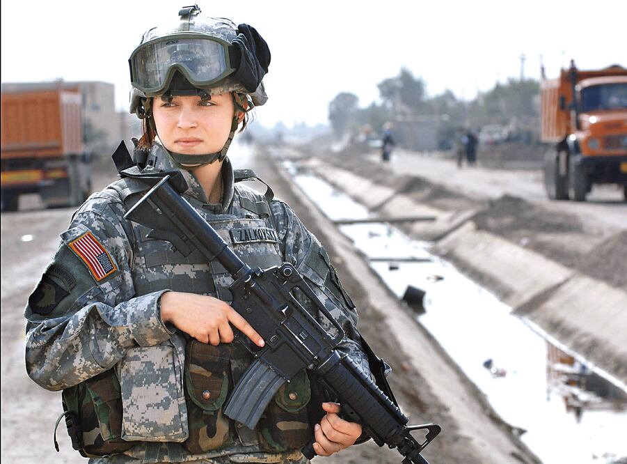 La soldado estadounidense Janelle Zalkovsky, de una unidad de asuntos civil e s, vigila durante una operación en Irak, en esta imagen de 2005 (REUTERS)