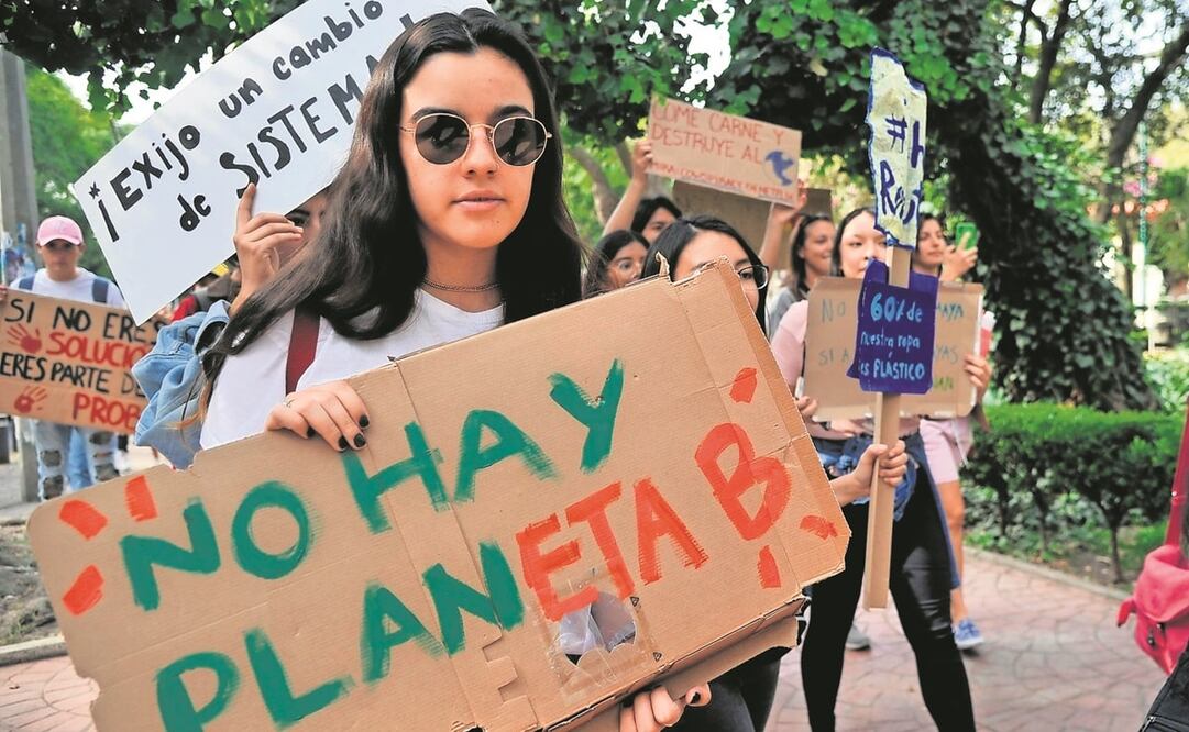 Asistentes a una manifestación contra el cambio climático, en la Ciudad de México, en noviembre de 2019. Foto: Archivo. AFP