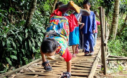 Abdul, el niño indonesio que recorre 6 km gateando para llegar a la escuela