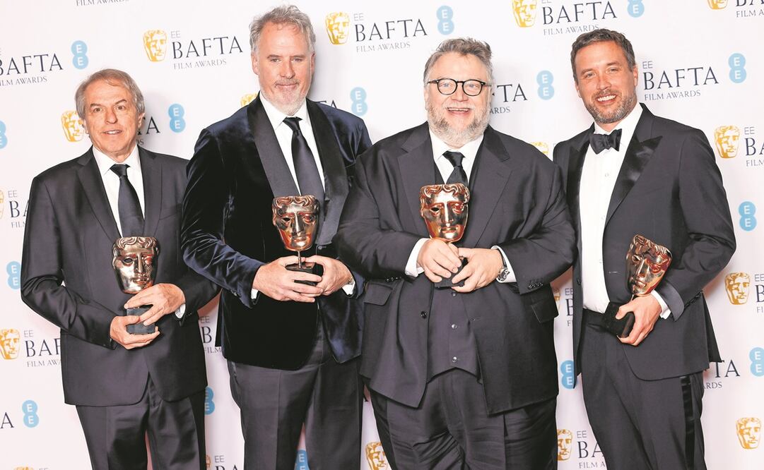 De izquierda a derecha, Gary Ungar, Mark Gustafson, Guillermo del Toro y Alex Bulkley, ganadores del premio de animación por P inocho. Foto: Agencias