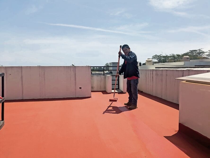 Gregorio Andrade trabajó ayer impermeabilizando la azotea de una vivienda de Xalapa, ciudad que rompió históricos de temperatura. Foto: Édgar Ávila | El Universal