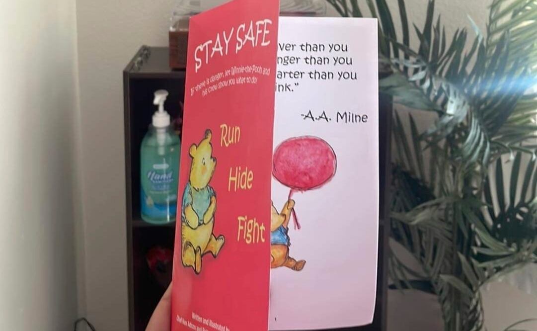 El libro tiene además tres palabras claves: "Run, Hide, Fight" (Corre, Escóndete, Pelea), protocolo recomendado por las autoridades ante tiroteos. Foto: Cindy Campos vía AP