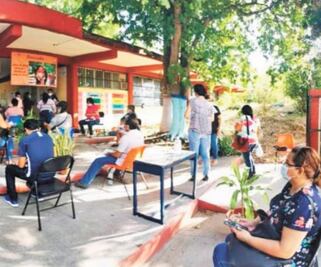 Aplican vacuna Covid-19 a docentes de Campeche