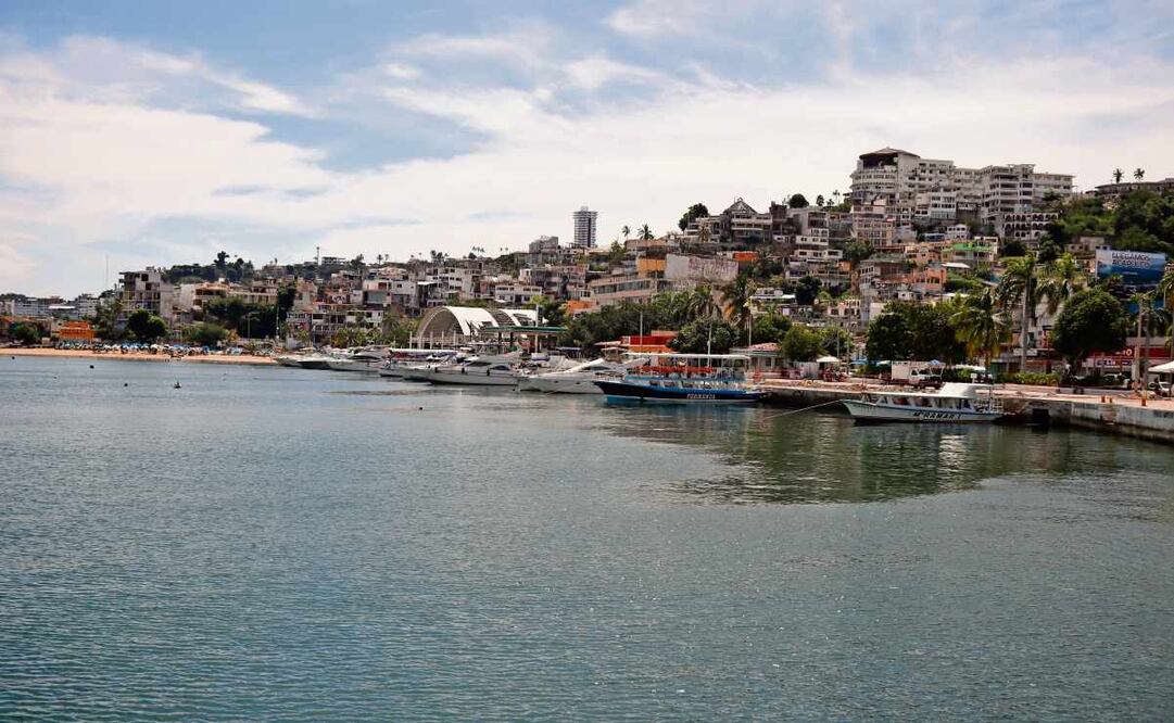 A dos años de que Otis pegó en Acapulco, los restos de embarcaciones, como pedazos de fibra de vidrio, cables, metales y aparatos electrónicos, siguen en el fondo del mar. Foto: Emiliano Tizapa