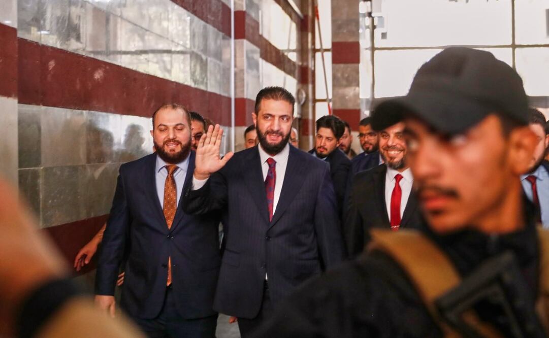 El presidente interino sirio Ahmad al-Sharaa entra a un centro de votación en Damasco el 5 de octubre del 2025. Foto: AP