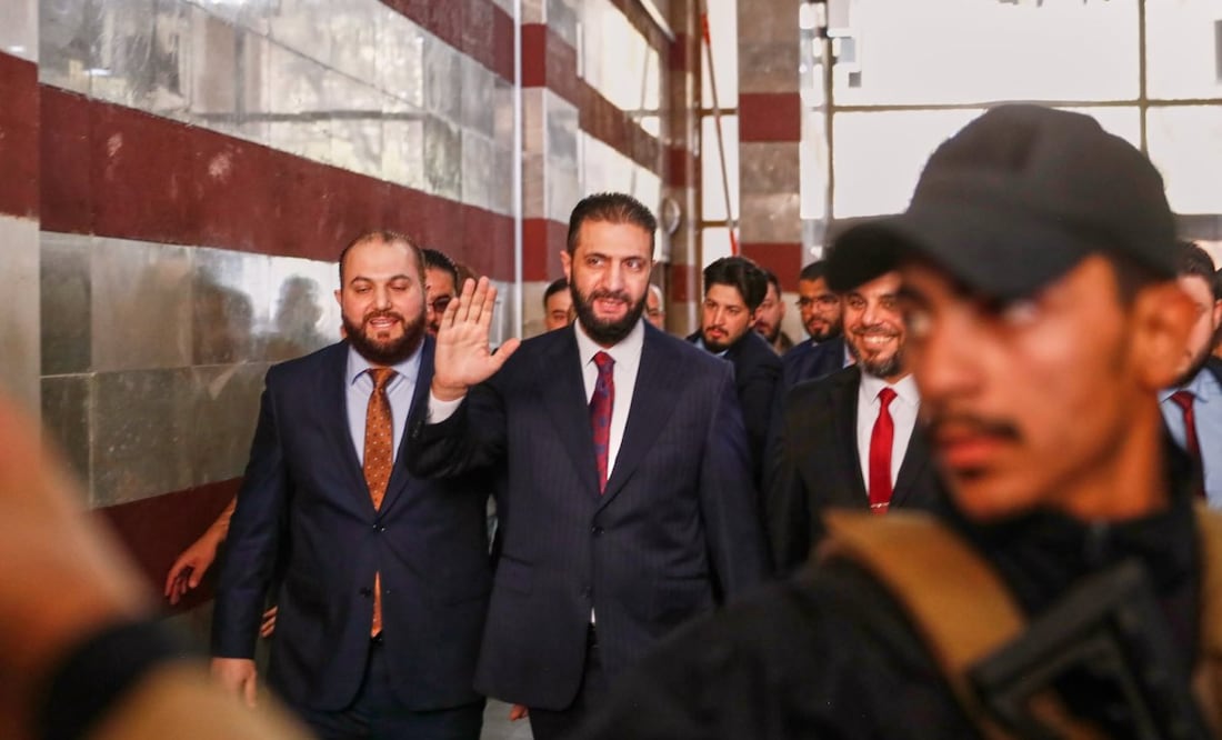 El presidente interino sirio Ahmad al-Sharaa entra a un centro de votación en Damasco el 5 de octubre del 2025. Foto: AP