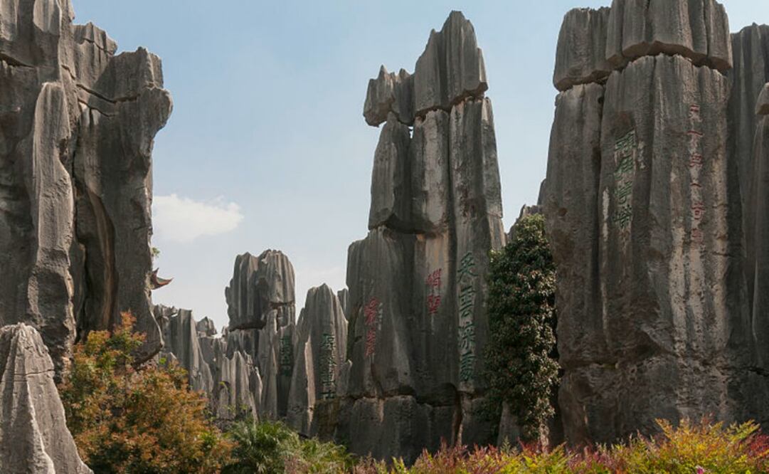 En el condado de Shilin, las rocas sorprenden por sus formas esculpidas creando la ilusión de un bosque de piedra. (Foto: Wikipedia) 