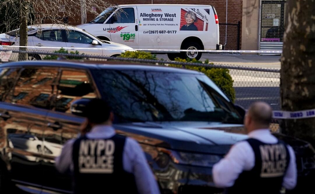 Personal de emergencia forma un perímetro alrededor de una camioneta U-Haul durante una investigación en curso.  Foto: AP 