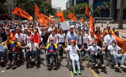 Marchan en apoyo a López; le piden finalizar huelga