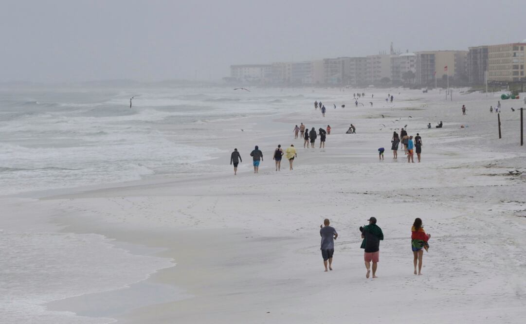 Los socorristas colocaron banderas rojas a lo largo de la playa de Pensacola, donde nadar y caminar por el agua estaba prohibido debido a las condiciones peligrosas del mar y al oleaje (Foto: AP)