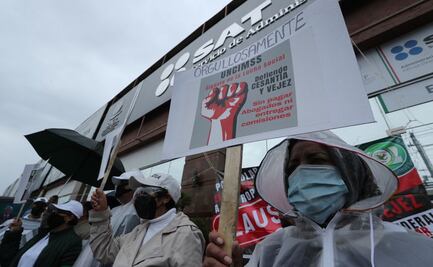 Extrabajadores del IMSS piden que les devuelvan dinero descontado de su jubilación