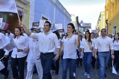Gobernador de Campeche encabeza marcha por la unidad nacional 