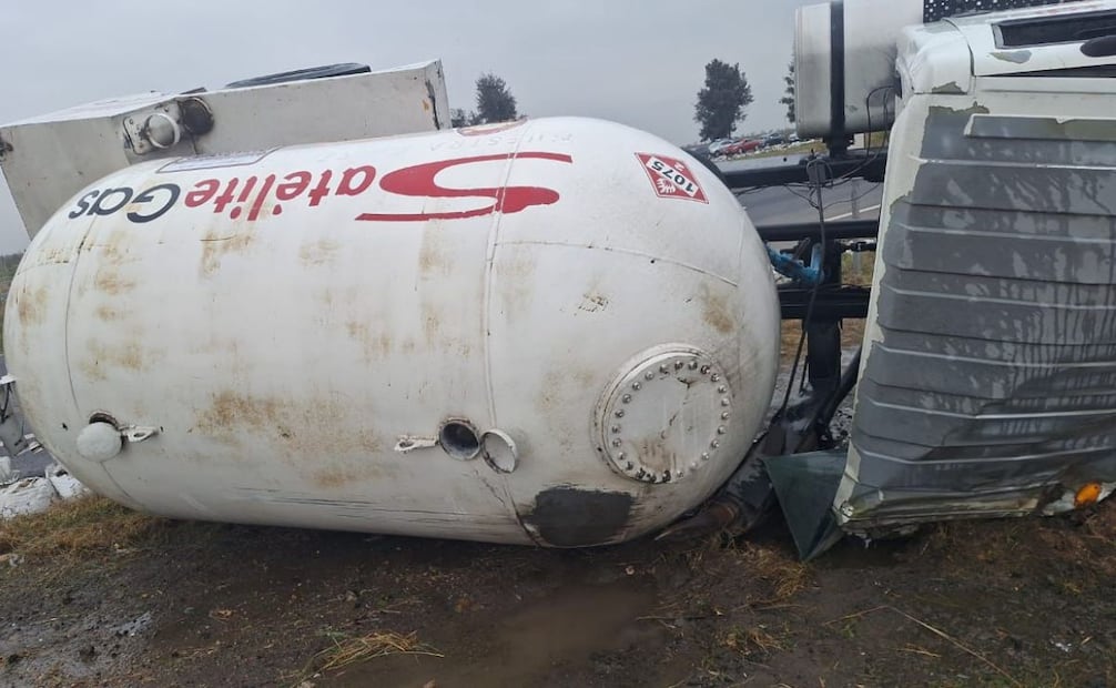 Volcadura de pipa de gas LP provoca cierre por 10 horas de la autopista Peñón-Texcoco.
Foto: Especial