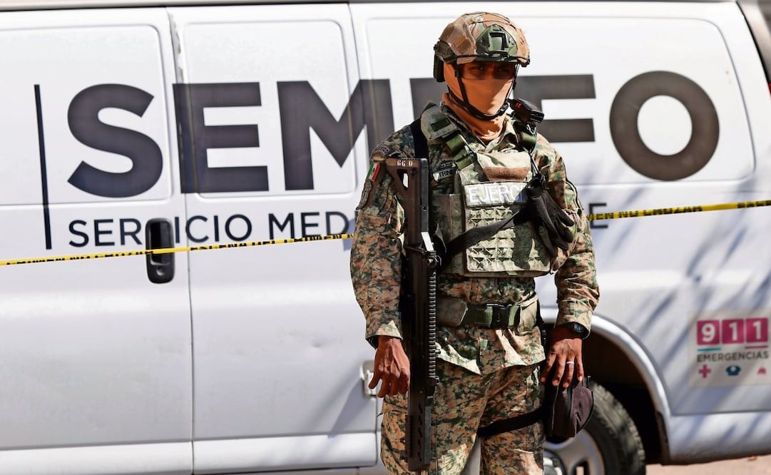 Autoridades de los tres niveles de gobierno acudieron a la plaza donde se registraron los disturbios. Foto: Valente Rosas/EL UNIVERSAL