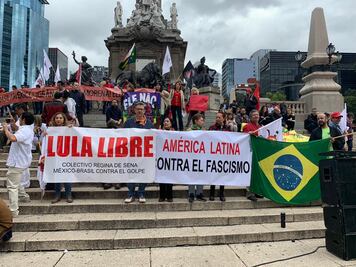 Protestan en el Ángel contra el candidato brasileño Jair Bolsonaro
