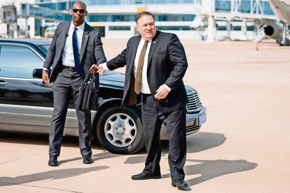 El secretario de Estado de EU, Mike Pompeo, a su llegada ayer al Aeropuerto Internacional de Pyongyang, desde donde partió a Japón. (ANDREW HARNIK. AFP)
