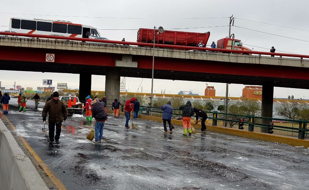 Protección Civil del estado aplicó sal para derretir el hielo en la avenida Fidel Velázquez. (FOTO: Especial)