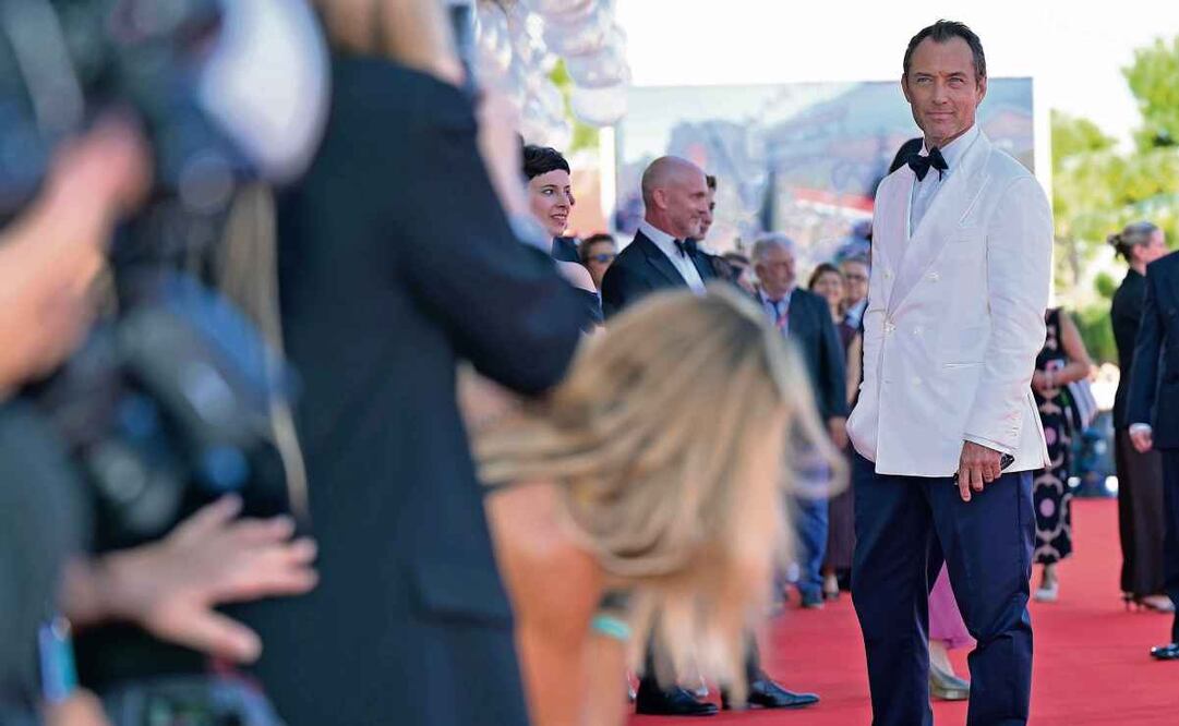 El actor británico Jude Law apareció en la alfombra ante el Palacio del Cine con un traje de corte clásico, y americana blanca. Foto: EFE