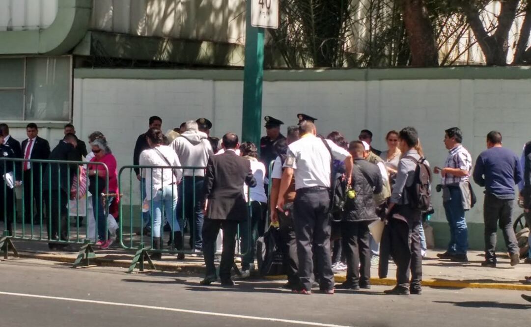 Ingresan personas a Hangar Presidencial para recibir al Papa