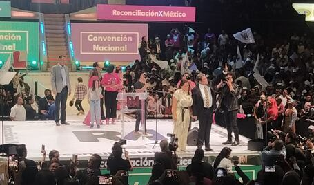 Juanito, luchadores y mariachis acompañan a Monreal en la Arena México