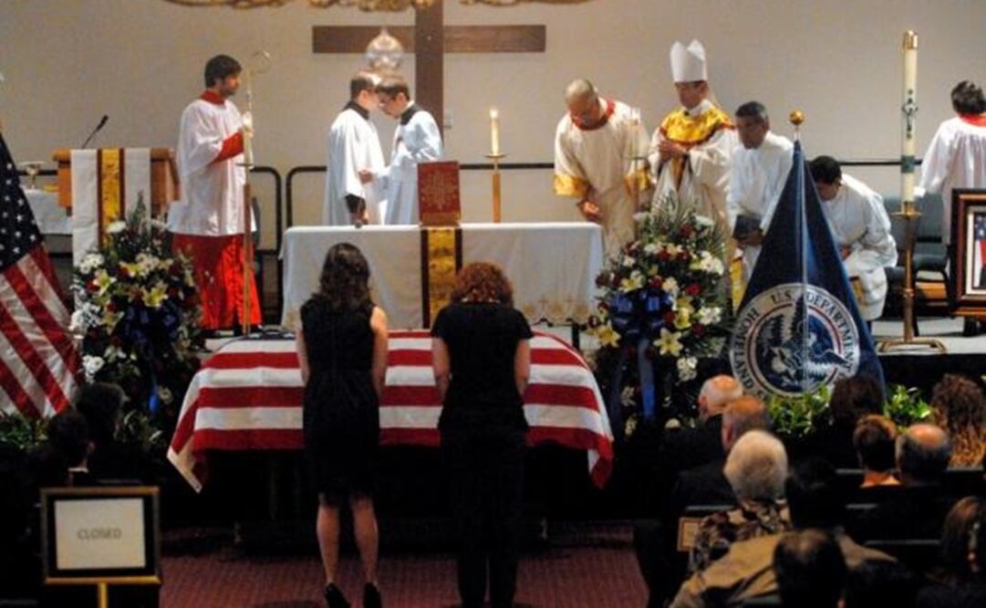 Women bow before the casket of slain ICE Special Agent Jaime Jorge Zapata. (Photo: Reuters)