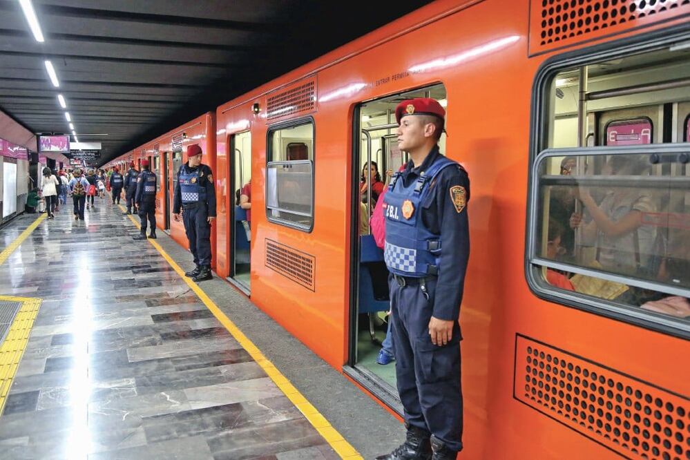 De los 809 vigilantes que tiene el Metro, 404 están distribuidos en las líneas. Foto: ARIEL OJEDA. EL UNIVERSAL