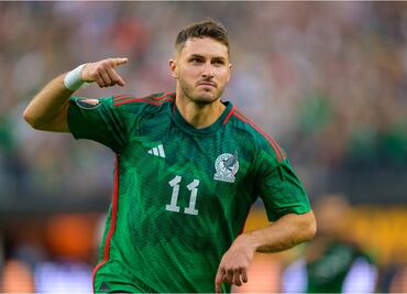 Prensa internacional denomina a Santiago Giménez como "goleador argentino"