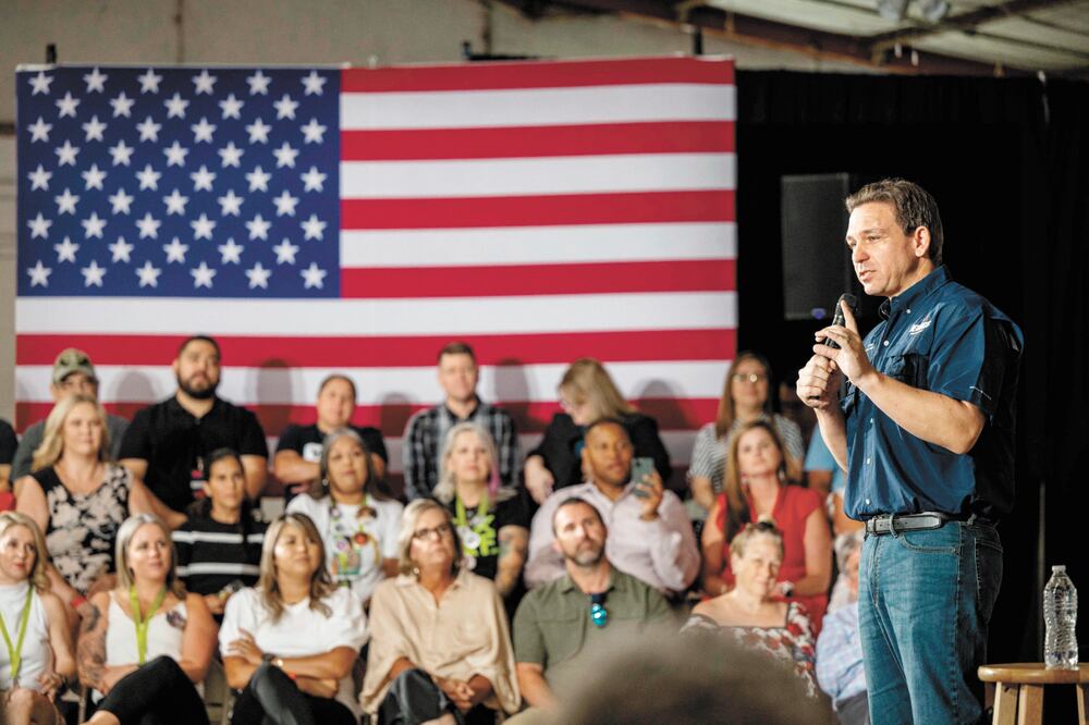 El aspirante presidencial Ron DeSantis presentó ayer en Eagle Pass, Texas, un plan para detener la “invasión” de migrantes. Foto: AFP