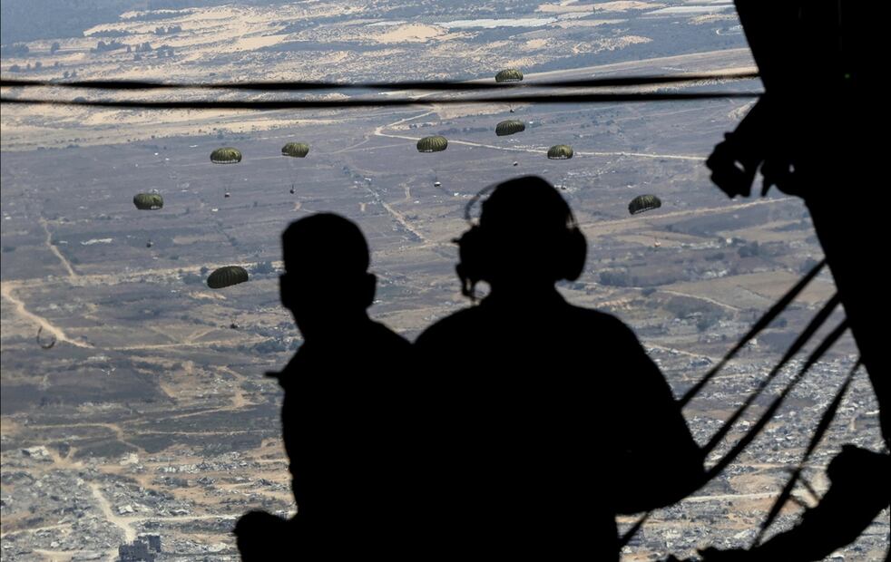 Un par de pilotos de un avión C-130 de la Fuerza Aérea Jordana observan la devastación en la Franja de Gaza causada por los ataques israelíes, el jueves 7 de agosto de 2025. Foto: AP