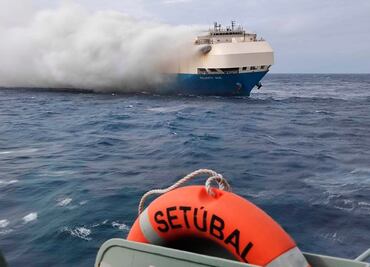 Enorme buque se va a pique con autos en el Océano Atlántico; preocupa contaminación