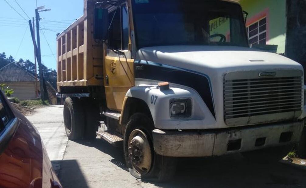 Como resultado de los choques entre pobladores y soldados, varios vehículos particulares y motocicletas resultaron dañadas. Foto: Especial.