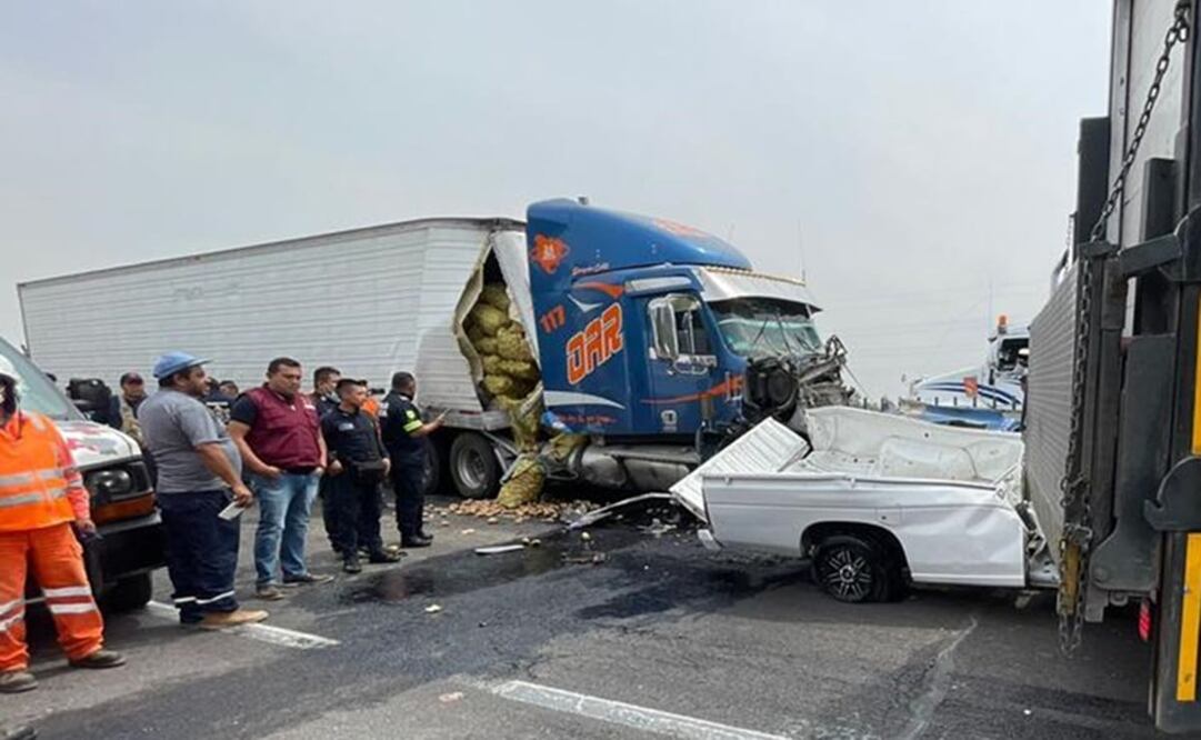 Decenas de pobladores de Alborada Jaltenco se llevaron costales con papas tras el accidente. Foto: Especial