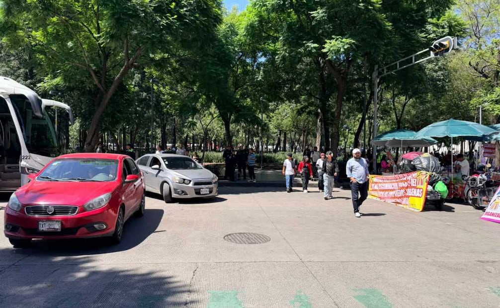 Ambulantes desafían reordenamiento y bloquean Avenida Juárez; mantienen diálogo con autoridades.
Foto: Arturo Ordaz Díaz