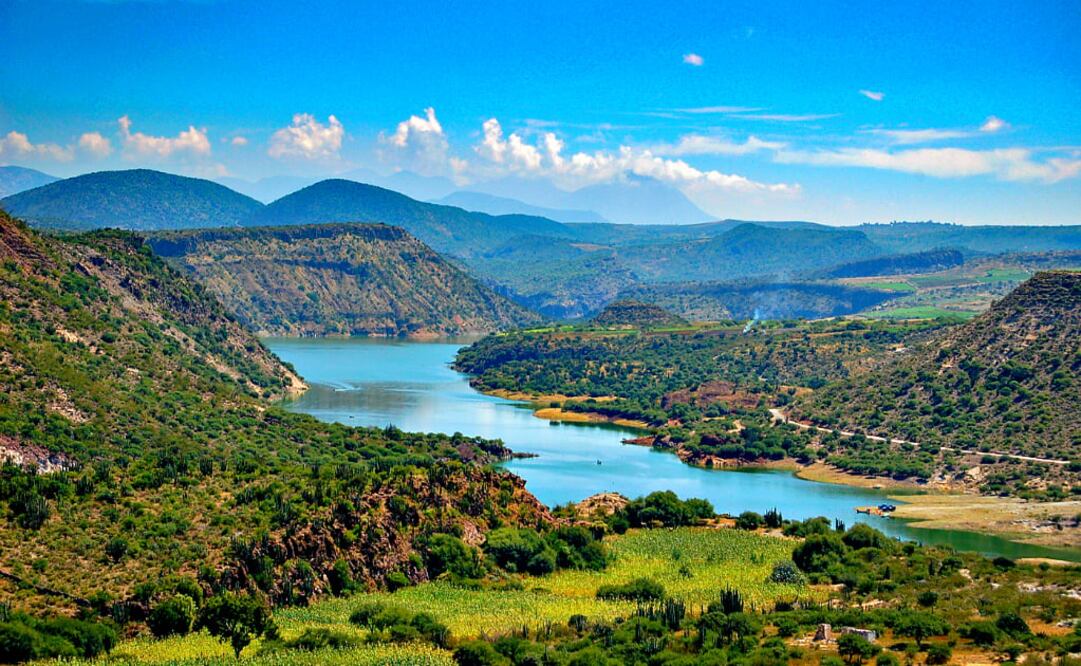Viaja a  la presa Zimapán, uno de los imponentes cuerpos de agua de México. (Foto: Cortesía Isla Tzibanzá)