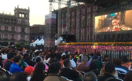 Flores, calaveras y cine al aire libre: cientos disfrutan “Ana y Bruno” en el Zócalo de la CDMX