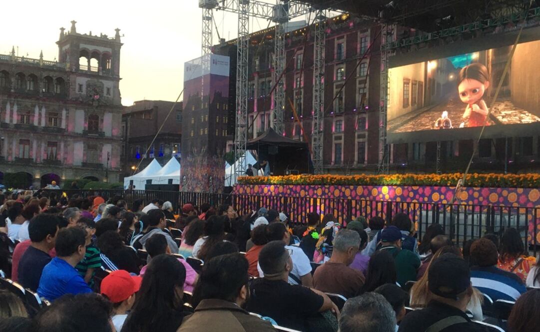 El Zócalo de la ciudad la proyección gratuita de la cinta animada mexicana “Ana y Bruno”. Foto: César Huerta/EL UNIVERSAL.