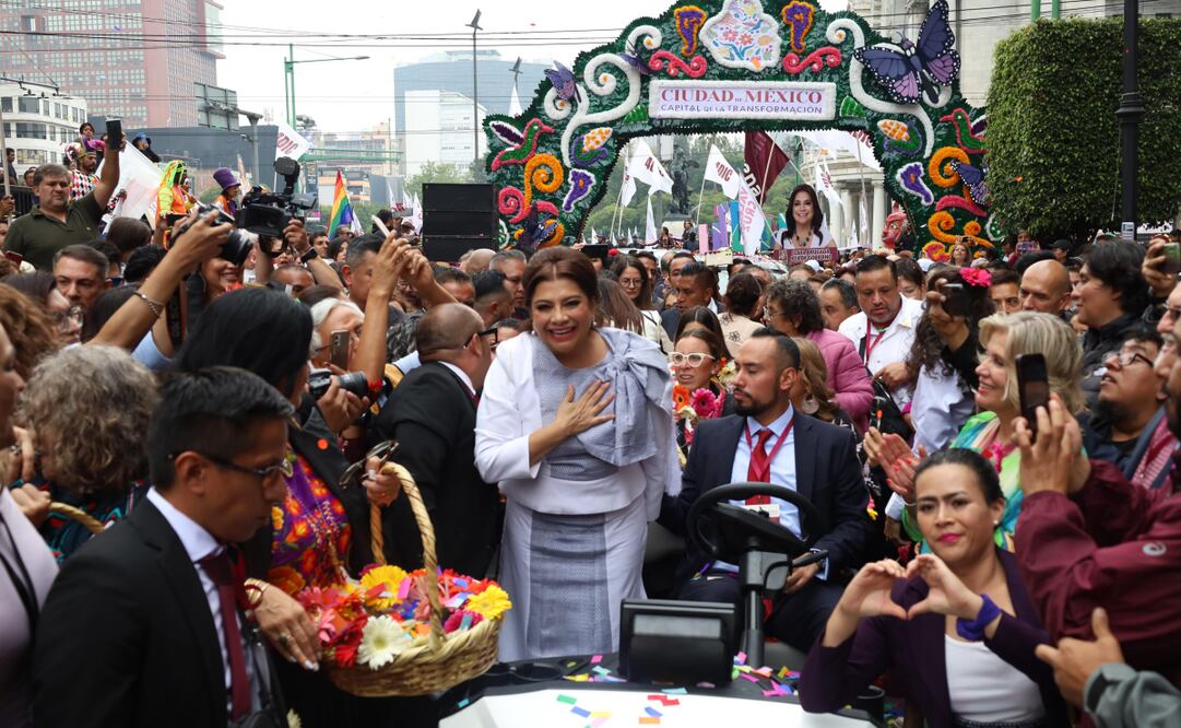 Clara Brugada arriba al zócalo capitalino tras rendir protesta como Jefa de Gobierno de la CDMX. Foto: Yaretzy Osnaya / EL UNIVERSAL