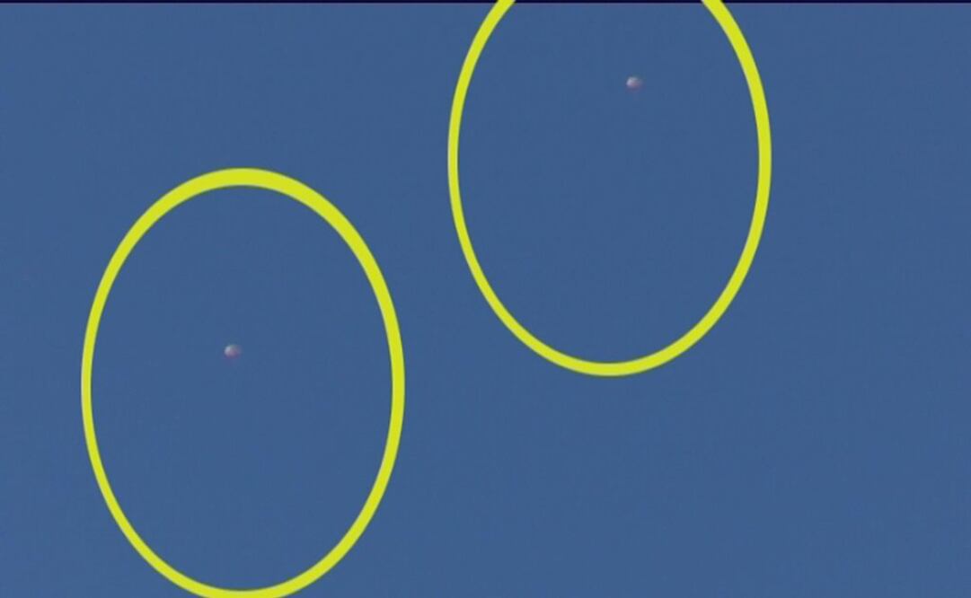 Dos pilotos saltan en paracaídas después de que el avión que pilotaban fuera derribado cerca de la frontera entre Siria y Turquía (Foto: EFE)