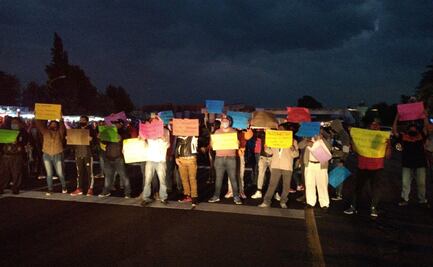 Comerciantes bloquean autopista México-Puebla; exigen reapertura de tianguis